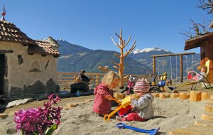 Sandspielen am Spielplatz