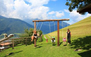 Schaukeln auf dem Spielplatz